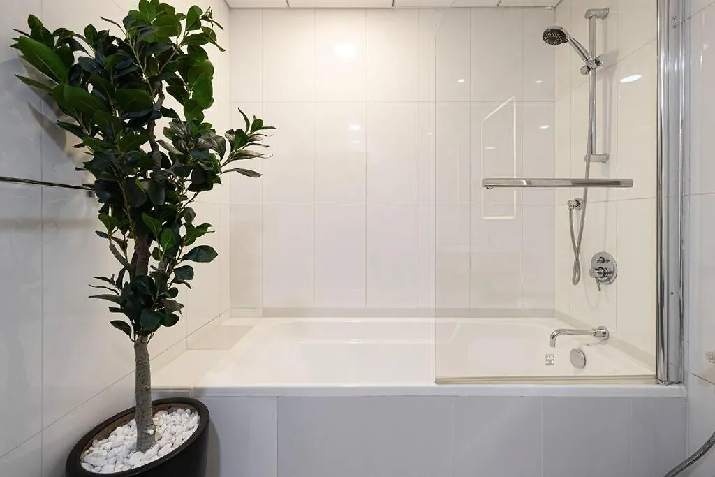Stylish 1-Br Oasis Minutes From Burj & Dubai Mall 0*,